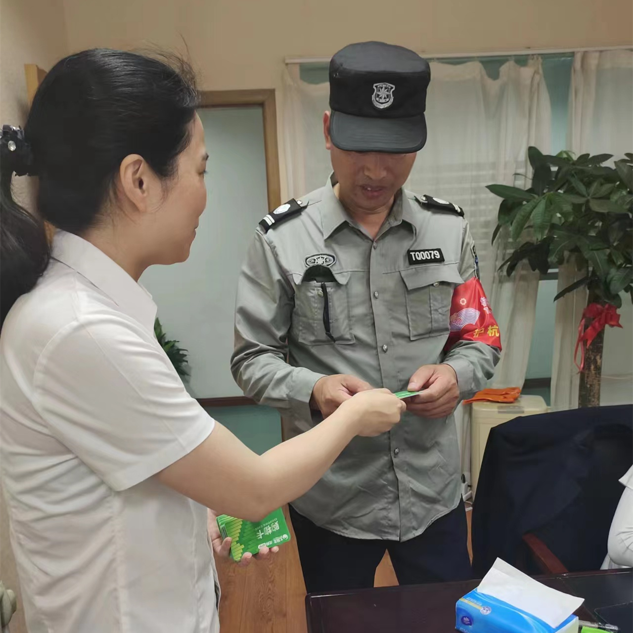 CMD368官网市场工会为全体职工发放端午慰问品
